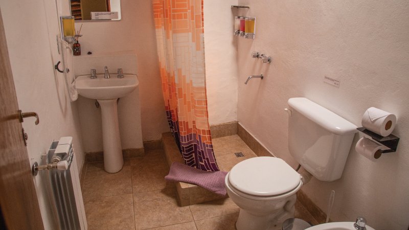 Baño privado con ducha, bidet y secador de pelo en la cabaña para dos personas de Tinku Cabañas y Apartamentos en Tilcara