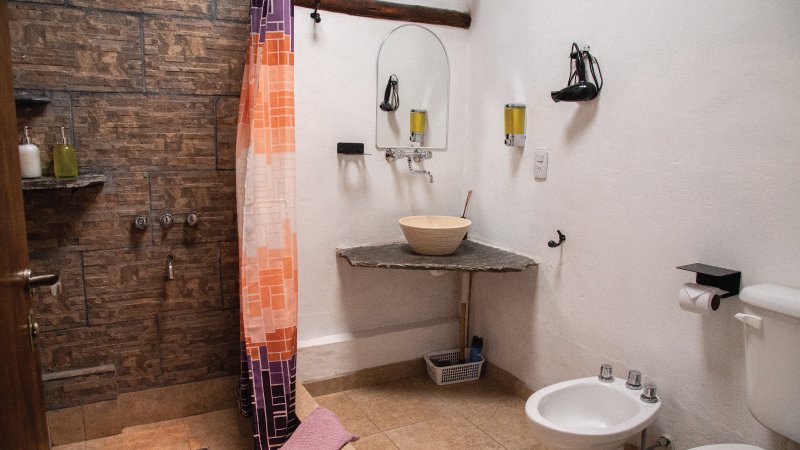 Baño completo de la cabaña para cuatro personas de Tinku Cabañas y Apartamentos en Tilcara