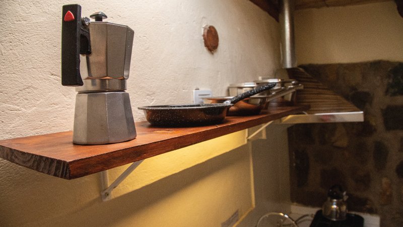 Cocina equipada de la cabaña para cuatro personas de Tinku Cabañas y Apartamentos en Tilcara