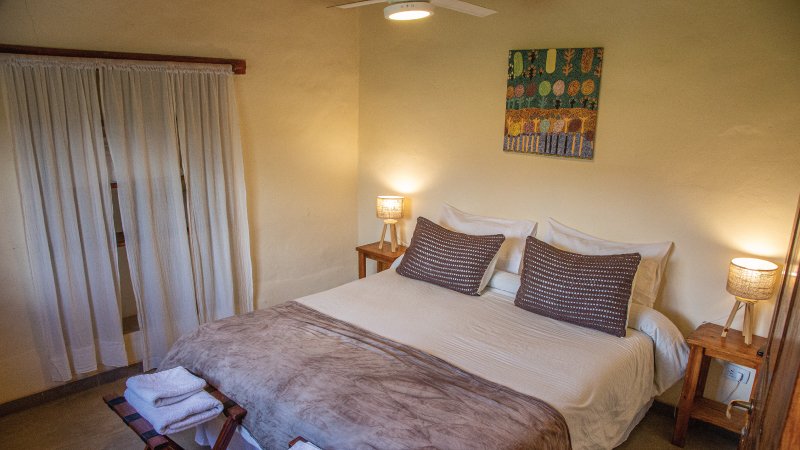 Habitación cama doble con armario de la cabaña para cuatro personas de Tinku Cabañas y Apartamentos en Tilcara