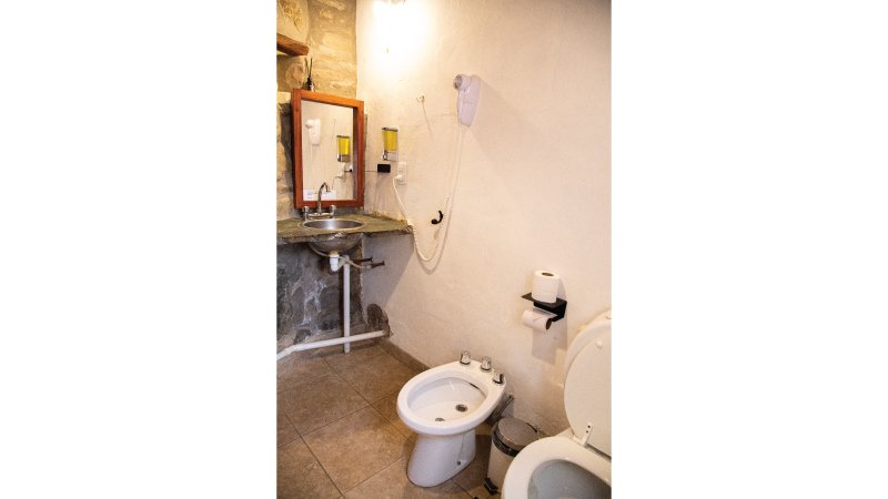 Baño privado con ducha, bidet y secador de pelo en la cabaña para tres personas de Tinku Cabañas y Apartamentos en Tilcara